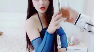 约炮性感人妻酒店偷情??拍视频很配合对着镜头发骚??口得鸡巴冰火相交
