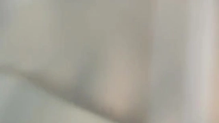 健身房厕所尿尿听到隔壁厕间有奇怪的声音意外偷拍到教练和女学员在里面嘿哟简直就是活春宫
