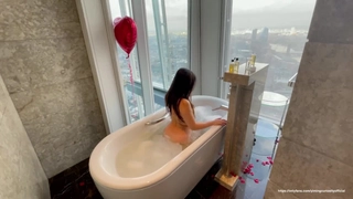 小哥哥上演舔逼狂魔舌头打转阴蒂和阴道口无套大战轻熟女多体位无套内射精液流出来第02集