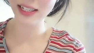 京华风云给骚逼上点阴道护理液