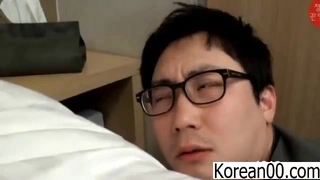 气质少妇上演教科书般的打飞机教程，手口并用，深喉吃屌口爆一嘴高潮射精