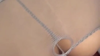 超级模特青少年尝试不mo吟时，她用屁股塞自慰
