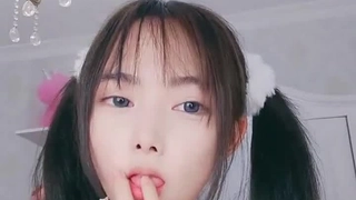 超级模特青少年尝试不mo吟时，她用屁股塞自慰