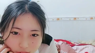 性感小美女被迫营业，全程露脸跟小哥在宾馆啪啪直播，口交大鸡巴，让小哥多体位无套抽插都快干哭了射奶子上第01集