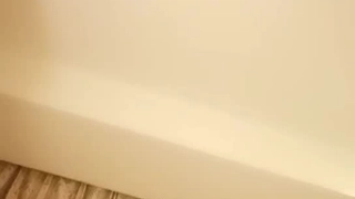 妻子在公共停车场自慰陌生人，戴绿帽子的丈夫制作视频，暨在山雀上